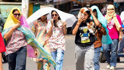 ರಾಜ್ಯಾದ್ಯಂತ ಸೂರ್ಯ ತಾಂಡವ, ಬಿಸಿಲ ಝಳಕ್ಕೆ ಕರುನಾಡು ತತ್ತರ - ಕೆಲವು ಜಿಲ್ಲೆಗಳಿಗೆ ಆಗಲಿದೆ ಮಳೆಯ ಸಿಂಚನ 