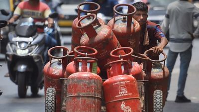 LPG Gas: ಎಲ್‌ಪಿಜಿ ಕೊರತೆ ನೀಗಿಸಲು ಕೇಂದ್ರ ಸರ್ಕಾರ ಮಹತ್ವದ ನಿರ್ಧಾರ; ಗ್ರಾಹಕರಿಗೆ ಸಿಗ್ತು ಭರ್ಜರಿ ಗುಡ್‌ ನ್ಯೂಸ್ 