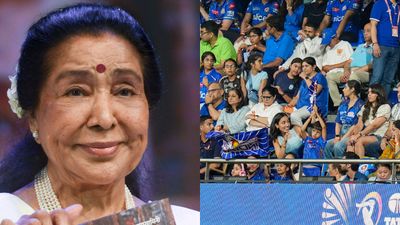 ಆಶಾ ಭೋಸ್ಲೆಗೆ ಮುಂಬೈ ಇಂಡಿಯನ್ಸ್-ಆರ್ಸಿಬಿ ಪಂದ್ಯದಲ್ಲಿ ಗೌರವ ನಮನ, ಕಪ್ಪುಪಟ್ಟಿ ಧರಿಸಿ ಕಣಕ್ಕಿಳಿದ ಆಟಗಾರರು