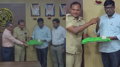 Gold Bag: ನಗದು-ಲಕ್ಷಾಂತರ ಮೌಲ್ಯದ ಚಿನ್ನಾಭರಣವಿದ್ದ ಬ್ಯಾಗ್ ಹಿಂತಿರುಗಿಸಿದ ಬಸ್ ಚಾಲಕ, NWKRTC