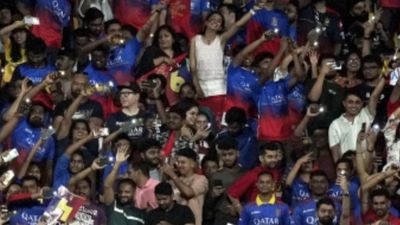 ಸ್ಟೇಡಿಯಂ ಸಾಲುತ್ತಿಲ್ಲ, 1 ಲಕ್ಷ ಆಸನಗಳ ಸಾಮರ್ಥ್ಯದ ಮೈದಾನ ಬೇಕು: ಡಿಸಿಎಂಗೆ ಆರ್‌ಸಿಬಿ ಅಭಿಮಾನಿಗಳ ವಿಶೇಷ ಬೇಡಿಕೆ    