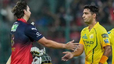 RCB Vs CSK: ಆರ್‌ಸಿಬಿ-ಚೆನ್ನೈ ಪಂದ್ಯ: ಮೈದಾನದಲ್ಲಿ ರನ್ ಮಳೆ, ಹೊರಗೆ 'ದೋಸೆ, ಇಡ್ಲಿ, ಸಾಂಬಾರ್, ಚಟ್ನಿ'  ವಿವಾದದ ಕಿಡಿ