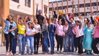 PUC ಕಾಮರ್ಸ್ ಪಾಸ್ ಆದ ವಿದ್ಯಾರ್ಥಿಗಳಿಗೆ ಮುಂದೇನು? ಕೈತುಂಬಾ ಸಂಬಳ ತರುವ ಬೆಸ್ಟ್ ಕೋರ್ಸ್‌ಗಳ ವಿವರ ಇಲ್ಲಿದೆ