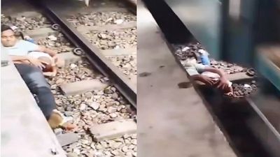 Video Viral: ಚಲಿಸುವ ರೈಲಿನ ಅಡಿಯಲ್ಲಿ ಮಲಗಿ ಮಗು ರಕ್ಷಿಸಿದ ಯುವಕ: ಶಹಬ್ಬಾಸ್ ಎಂದ ನೆಟ್ಟಿಗರು  
