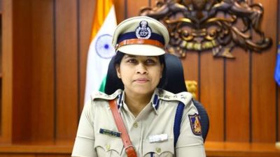 ಪಡಿತರ ಅಕ್ಕಿ ಕಳ್ಳ ಸಾಗಾಣೆದಾರರಿಂದ 3 ಲಕ್ಷ ರೂ. ವಸೂಲಿ; ತನ್ನ ಗನ್ ಮ್ಯಾನ್ ಅನ್ನೇ ಒದ್ದು ಒಳಗೆ ಹಾಕಿ ಎಂದ ಬಳ್ಳಾರಿ ಎಸ್‌ಪಿ   