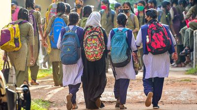 ಶಾಲೆ ಆರಂಭಕ್ಕೆ ವಾರವಷ್ಟೇ ಬಾಕಿ, ರಾಜ್ಯದಲ್ಲಿ ಬಗೆಹರಿಯದ ದ್ವಿಭಾಷಾ ನೀತಿ ಗೊಂದಲ: ಆತಂಕದಲ್ಲಿ ಶಿಕ್ಷಕರು