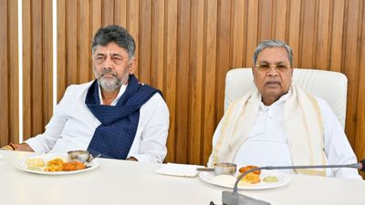 ಮುಖ್ಯಮಂತ್ರಿ ಸ್ಥಾನಕ್ಕೆ ಸಿದ್ದರಾಮಯ್ಯ ರಾಜೀನಾಮೆ ಘೋಷಣೆ