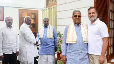 DCM: ಯತೀಂದ್ರ ಜೊತೆ ದೆಹಲಿಗೆ ಸಿದ್ದರಾಮಯ್ಯ: ಕಾಂಗ್ರೆಸ್ ನಾಯಕರೊಂದಿಗೆ ಮಹತ್ವದ ಚರ್ಚೆ
