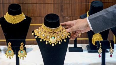 Gold Rate Today: ಬಂಗಾರದ ಬೇಡಿಕೆಯಲ್ಲಿ ಬರೋಬ್ಬರಿ ಶೇ.70ರಷ್ಟು ಕುಸಿತ, ಎಷ್ಟಿದೆ ಇಂದಿನ ಚಿನ್ನ-ಬೆಳ್ಳಿ ದರ?