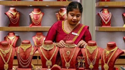 Gold Prices: ಚಿನ್ನದ ದರ ಸತತ ಕುಸಿತ, ಬೆಂಗಳೂರಿನಲ್ಲಿ ಇಂದು 10ಗ್ರಾಂ ಚಿನ್ನದ ಬೆಲೆ ಸ್ವಲ್ಪ ಅಗ್ಗ