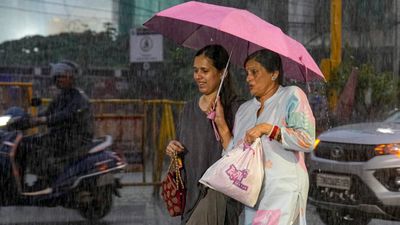 Karnataka Weather: ಬೆಂಗಳೂರು ಸೇರಿ ರಾಜ್ಯಾದ್ಯಂತ ಗುಡುಗು ಸಹಿತ ಭಾರೀ ಮಳೆ, ಯೆಲ್ಲೋ ಅಲರ್ಟ್ ಘೋಷಣೆ 