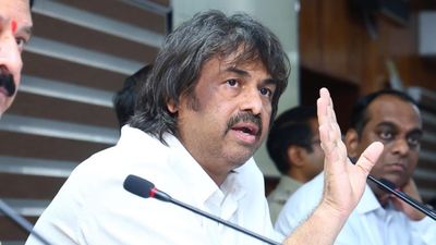 ಶಾಲೆಗಳಿಗೆ ಕೇಸರಿ ಶಾಲು ಹಾಕಿಕೊಂಡು ಬಂದ್ರೆ ಕಾನೂನು ಕ್ರಮ: ಮಧು ಬಂಗಾರಪ್ಪ