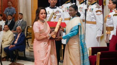 ನಟ ಧರ್ಮೇಂದ್ರಗೆ ಮರಣೋತ್ತರ ಪದ್ಮವಿಭೂಷಣ, ಭಾವುಕರಾಗಿ ಪ್ರಶಸ್ತಿ ಸ್ವೀಕರಿಸಿದ ಪತ್ನಿ ಹೇಮಾ ಮಾಲಿನಿ, ಪುರಸ್ಕೃತರ ಪಟ್ಟಿ ಇಲ್ಲಿದೆ