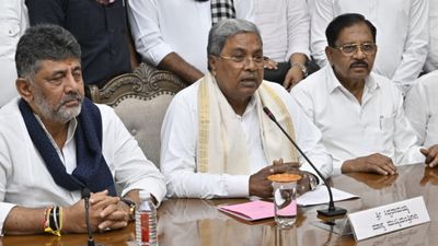 ಮುಖ್ಯಮಂತ್ರಿ ಸ್ಥಾನಕ್ಕೆ ರಾಜೀನಾಮೆ ಕೊಟ್ಟ ಸಿದ್ದರಾಮಯ್ಯ; ಡಿಕೆಶಿ ಜೊತೆ ಪತ್ರಿಕಾಗೋಷ್ಠಿ, ಹೇಳಿದ್ದೇನು   