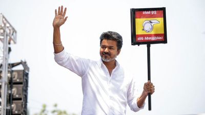 ಟಿವಿಕೆ ಗೆಲುವಿನ ಹಿಂದಿನ ಕರಾಳ ಸತ್ಯ: ಇಷ್ಟೆಲ್ಲಾ ತಪ್ಪು ಮಾಡಿರುವ ವಿಜಯ್‌ ಸಿಎಂ ಆಗಿ ಆಳಬಲ್ಲರೇ? -ಗರಿಗೆದರಿದೆ ಚರ್ಚೆ