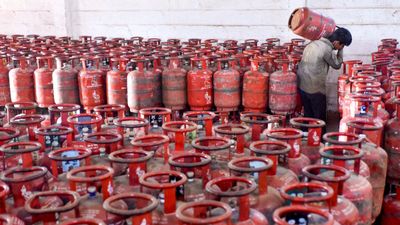 LPG: ಗ್ಯಾಸ್ ಬುಕಿಂಗ್‌ ಮಾಡುವವರ ಗಮನಕ್ಕೆ; ಜೂನ್‌ನಿಂದ ಹೊಸ ನಿಯಮ ಜಾರಿ, ನಿಮ್ಮ ಸಿಲಿಂಡರ್ ಕನೆಕ್ಷನ್ ಕಟ್‌ ಆಗ್ಬೋದು