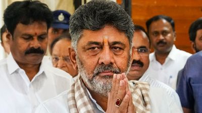 ಕರ್ನಾಟಕದ 25ನೇ ಮುಖ್ಯಮಂತ್ರಿಯಾಗಿ ಡಿಕೆ ಶಿವಕುಮಾರ್ ಪ್ರಮಾಣ ವಚನ ಸ್ವೀಕಾರ: ಕುರ್ತಾ, ರುಮಾಲಿನಲ್ಲಿ ಮಿಂಚಿದ ಕನಕಪುರ ಬಂಡೆ 