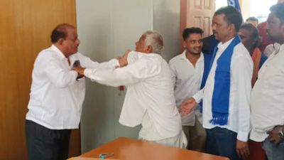 ಬಾಗಲಕೋಟೆಯಲ್ಲಿ ಭೂ ಪರಿಹಾರ ನೀಡದೆ ಅಲೆಡಾಡಿಸಿದ ಹಿನ್ನೆಲೆ ಅಧಿಕಾರಿಗೆ ರೈತನಿಂದ ಚಪ್ಪಲಿ ಏಟು