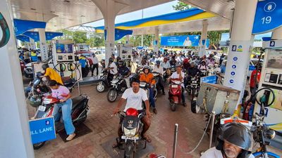 Fuel Pump Scam: ಪೆಟ್ರೋಲ್ ಬಂಕ್‌ಗಳಲ್ಲಿ ಹೊಸ ಮೋಸದ ಜಾಲ: ನಿಮ್ಮ ವಾಹನ ಇಂಧನ ಸಾಮರ್ಥ್ಯವನ್ನೂ ಚೆಕ್ ಮಾಡಿಕೊಳ್ಳಿ 
