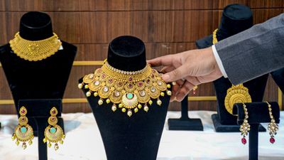 Gold Rate: ಕೈಗೆ ಸಿಗದಂತೆ ಓಡುತ್ತಿದೆ ಚಿನ್ನದ ರೇಟ್‌: ಒಡವೆ ಕೊಳ್ಳುವವರಿಗೆ ಬಿಗ್‌ ಶಾಕ್‌, ಹೀಗಿದೆ ಇಂದಿನ ದರ