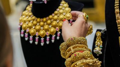 Gold Price Today: ಕರ್ನಾಕದ ಬೆಂಗಳೂರಲ್ಲಿ ಬಂಗಾರ, ಬೆಳ್ಳಿ ಬೆಲೆ ಇಳಿಕೆಯಾಗಿದ್ಯಾ? ಇಲ್ಲಿದೆ ಇವತ್ತಿನ ಚಿನ್ನದ ದರಪಟ್ಟಿ 