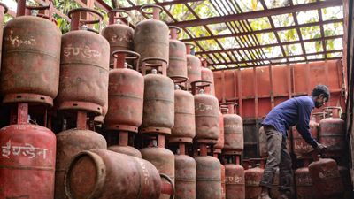 LPG Price: ಗೃಹಬಳಕೆ ಎಲ್‌ಪಿಜಿ ಸಿಲಿಂಡರ್ ದರ ದಿಢೀರ್‌ ಭಾರೀ ಏರಿಕೆ: ಇಂದಿನಿಂದಲೇ ಜಾರಿ