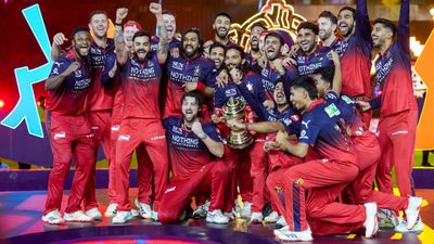 RCB: ಮೈದಾನದಲ್ಲೇ ಅಂಪೈರ್ ಮೇಲೆ ದಾಳಿ: ಆರ್‌ಸಿಬಿಯ ಸ್ಟಾರ್ ಆಟಗಾರ ಐಪಿಎಲ್‌ನಿಂದ ಬ್ಯಾನ್ 