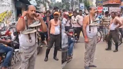 Viral: ಮಿತಿಮೀರಿದ ಭ್ರಷ್ಟಾಚಾರ; ಪ್ರಭಾವಿ ನಾಯಕನಿಗೆ ಚಪ್ಪಲಿ ಹಾರ ಹಾಕಿ ಬೀದಿಯಲ್ಲಿ ಬಸ್ಕಿ ಶಿಕ್ಷೆ ಹೊಡೆಸಿದ ಜನ