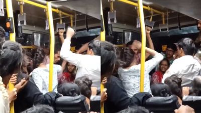 ಯುವತಿ ಮೈಮುಟ್ಟಿದ ಕಾಮುಕನಿಗೆ KSRTC ಬಸ್‌ನಲ್ಲೇ ತಗೋ ತಗೋ ಅಂತ ಗೂಸಾ ಕೊಟ್ಟ ಪ್ರಯಾಣಿಕರು