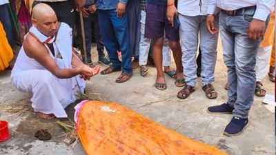 ಮಗಳು ಬೇರೆ ಜಾತಿಯವನನ್ನ ಮದುವೆಯಾದಳೆಂದು, ಬದುಕಿದ್ದಾಗಲೇ ಶ್ರಾದ್ಧ ಮಾಡಿದ ಪೋಷಕರು