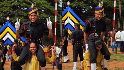 ಸೇನೆ ಸೇರಿದ ಪುಟ್ಟ ತಮ್ಮನನ್ನು ಹೆಗಲ ಮೇಲೆ ಹೊತ್ತು ಸಂಭ್ರಮಿಸಿದ ಅಕ್ಕ: ಸೈನಿಕ ಗಣೇಶ್ ಸಾಧನೆಯ ಹಿಂದಿದೆ ಕಠಿಣ ಪರಿಶ್ರಮ