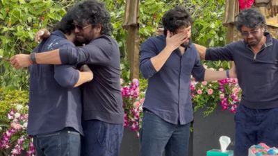 ಸತತ ಸೋಲು ಬಳಿಕ ಸಿಕ್ತು ಬ್ಲಾಕ್‌ಬಸ್ಟರ್ ಹಿಟ್‌: ಮಗನನ್ನು ಬಿಗಿದಪ್ಪಿ ಕಣ್ಣೀರಿಟ್ಟ ನಟ ನಾಗಾರ್ಜುನ್‌, ವಿಡಿಯೋ ವೈರಲ್‌ 