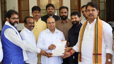 ರಾಜ್ಯ ಸರ್ಕಾರದಿಂದ PRC ಮೂಲಕ ಮತಬ್ಯಾಂಕ್ ರಾಜಕೀಯ: ತಡೆಯುವಂತೆ ರಾಜ್ಯಪಾಲರಿಗೆ ಬಿಜೆಪಿ ದೂರು