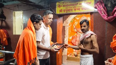 Rahul Dravid: ಹನುಮನ ಜನ್ಮಭೂಮಿಗೆ ರಾಹುಲ್ ದ್ರಾವಿಡ್ ಭೇಟಿ: 575 ಮೆಟ್ಟಿಲೇರಿ ದೇವರ ದರ್ಶನ ಪಡೆದ ದಂಪತಿ