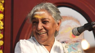 ಮುಪ್ಪು ಸಾವಿಲ್ಲದ ಗಂಧರ್ವ ಗಾಯಕಿ..! ಸುಖ, ದುಃಖ, ಪ್ರೀತಿ, ಪ್ರಣಯ ಎಲ್ಲವಕ್ಕೂ ದನಿಯಾಗಿದ್ದ ಜಾನಕಿಯಮ್ಮ