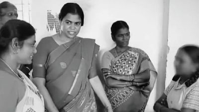 ಸರ್ಕಾರಿ ಶಾಲೆಯ ವಿದ್ಯಾರ್ಥಿನಿಗೆ ತಮಿಳುನಾಡು ಸಚಿವೆಯ 'ಇಂಗ್ಲಿಷ್ ಕ್ಲಾಸ್'; ಕಣ್ಣೀರಿಟ್ಟ ಮಗು, ವಿಡಿಯೋ ವೈರಲ್  