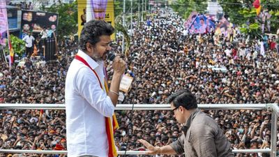 CM Vijay: ಕರೂರು ಕಾಲ್ತುಳಿತ ಪ್ರಕರಣ: ಸಂತ್ರಸ್ತರ ಕುಟುಂಬಗಳಿಗೆ ಸರ್ಕಾರಿ ಉದ್ಯೋಗ ನೇಮಕಾತಿ ಪತ್ರ ವಿತರಣೆಯ ಘೋಷಣೆ         