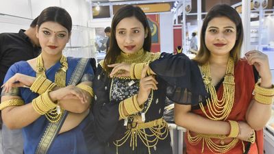 സ്വർണം ഒരു കാരണവശാലും വില്‍ക്കരുത് ; വിശ്വാസത്തോടെ കൈയില്‍ വെച്ചോളൂ..; വില ഇനിയും കയറും