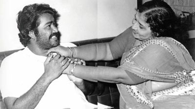 മാതാവിന്റെ കാൽക്കീഴിലാണ് സ്വർഗം എന്ന് വിശ്വസിക്കുന്ന മോഹൻലാൽ';കുറിപ്പുമായി ടിഎൻ പ്രതാപൻ