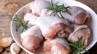 ചിക്കൻ തൊലിയോടെ കഴിക്കണോ വേണ്ടയോ? ഏതാണ് ആരോഗ്യകരം