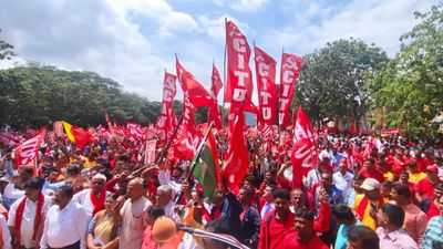 ഫെബ്രുവരി 12ന് ദേശീയ പണിമുടക്ക്; നിങ്ങൾ അറിഞ്ഞിരിക്കേണ്ട കാര്യങ്ങൾ 