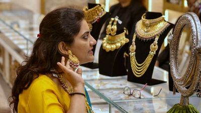 സ്വര്‍ണം കുതിച്ചപ്പോള്‍ ജ്വല്ലറികള്‍ക്കും പണികിട്ടി.. വ്യാപാരം നഷ്ടത്തിലേക്ക്? വാങ്ങാനാളില്ല