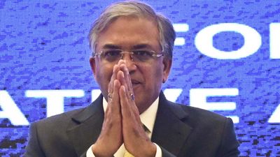 മുഖ്യ തെരഞ്ഞെടുപ്പ് കമ്മീഷണറെ മാറ്റണം; ലോക്‌സഭാ സെക്രട്ടറിയേറ്റിന് നോട്ടീസുമായി 193 എംപിമാര്‍