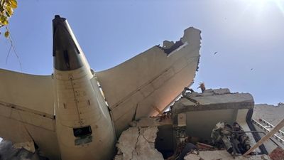 കൊളംബിയയിൽ സൈനിക വിമാനം തകർന്ന് വീണ് നിരവധി മരണം; അപകടം ടേക്ക് ഓഫിനിടെ