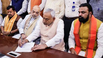 നിതീഷ് കുമാര്‍ രാജ്യസഭയിലേക്ക് പത്രിക നല്‍കി; മകന്‍ ഉപമുഖ്യമന്ത്രിയാകും, ബിഹാറിന് ഇനി ബിജെപി മുഖ്യന്‍