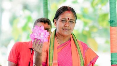 'ശോഭാ സുരേന്ദ്രൻ എടിഎം പൊളിച്ച് പണമുണ്ടാക്കിയതല്ല, മകന് കോടികൾ ശമ്പളം കിട്ടുന്ന ജോലി പാടില്ലേ'