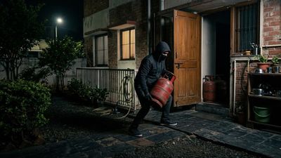 കള്ളന്മാർക്ക് പണമോ സ്വർണമോ വേണ്ട, വീട്ടിൽ നിന്ന് അടിച്ച് മാറ്റിയത് ഗ്യാസ് സിലിണ്ടർ, ഞെട്ടിച്ച് സിസിടിവി ദൃശ്യം