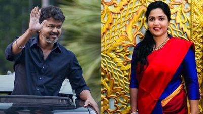 ടിവികെയ്ക്ക് തിരിച്ചടി; പ്രമുഖ വനിതാ നേതാവ് പാർട്ടിവിട്ട് ഡിഎംകെയിൽ, വിജയ്ക്ക് നേരെ രൂക്ഷ വിമർശനവും