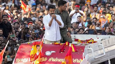 പത്രിക നൽകിയതിന് പിന്നാലെ വിജയ്ക്ക് വൻ തിരിച്ചടി; പെരുമാറ്റച്ചട്ട ലംഘനം ചൂണ്ടിക്കാട്ടി കേസെടുത്ത് പോലീസ്