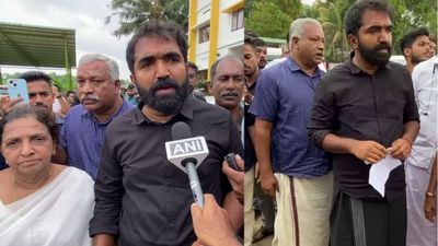 ‘കറുപ്പ് കണ്ടാൽ പലർക്കും പ്രശ്നം’; കറുപ്പണിഞ്ഞ് വോട്ട് ചെയ്യാനെത്തി ചാണ്ടി ഉമ്മൻ